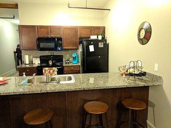 5th image of 600 7th St NW Unit 211