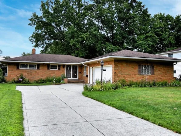 5669 Beacon Hill Dr, Seven Hills, OH 44131