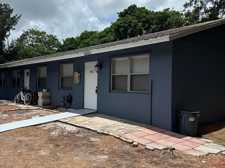 4833 Serafica Dr — Photo 2