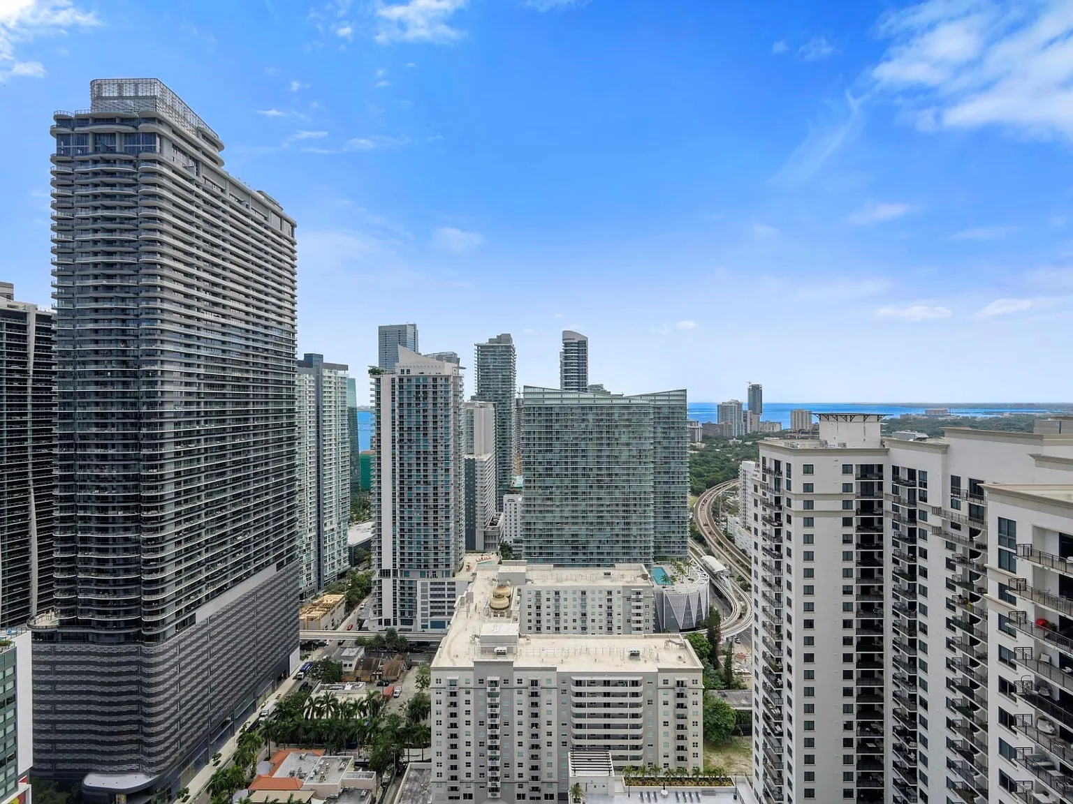 1 bed, 2.0 bath, 826 sqft, $4,500 — Photo 2