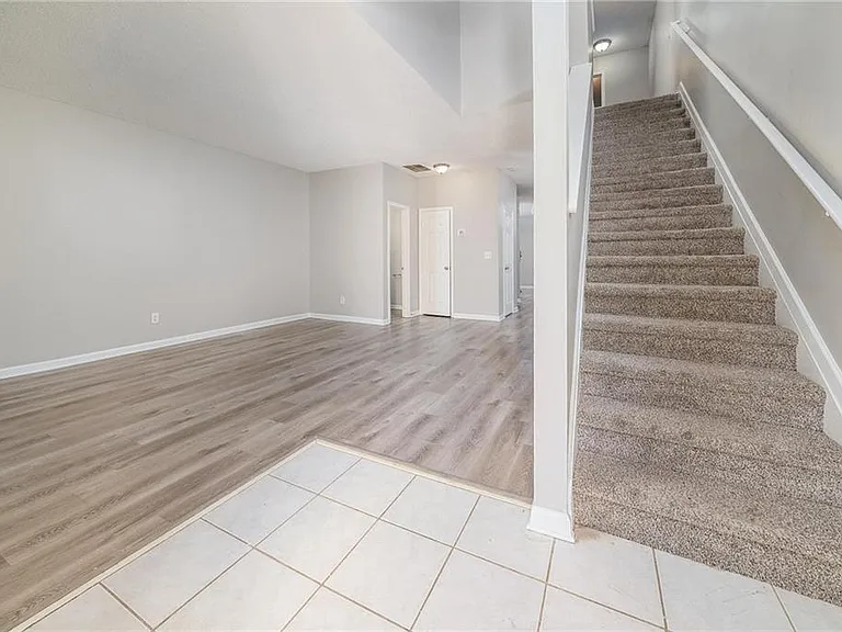 7683 Creekside Ln — Photo 3