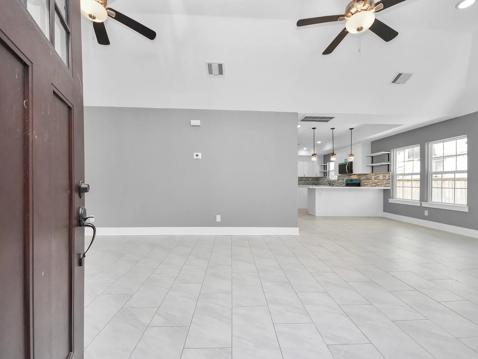 3 bed, 2.0 bath, 1072 sqft, $2,000 — Photo 2