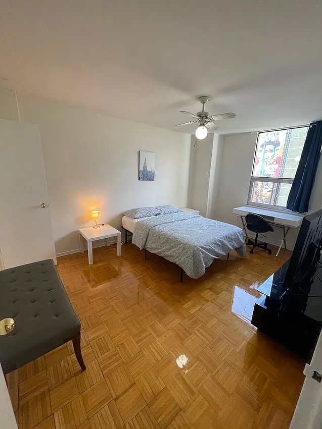 Deluxe Room with Powder Room - Carlton St & Homewood Ave — Photo 3