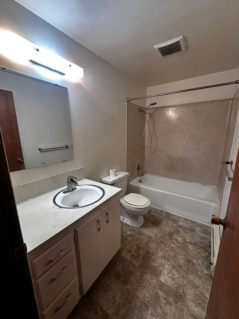 Country Squire Apartments 10833 — Photo 4