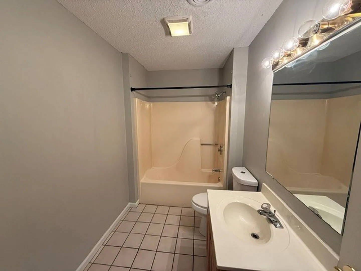 Great Northwest Location 2 Bdrm / 2 Bath Townhouse — Photo 3
