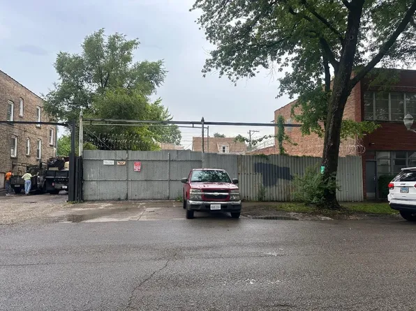 4718 W Le Moyne St, Chicago, IL 60651