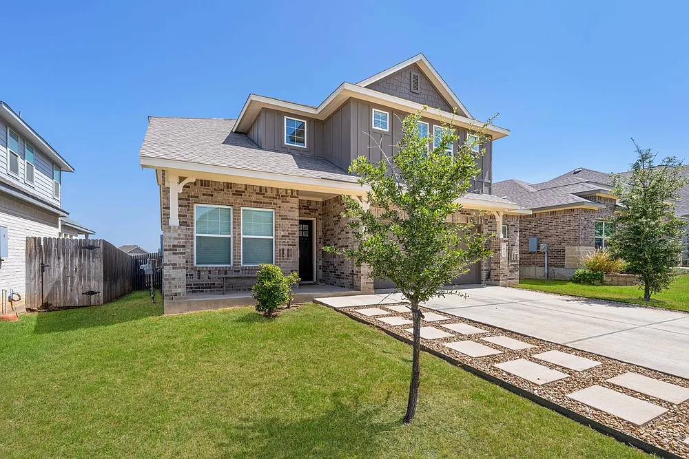 Spacious 4-Bed Oasis with Pool Access & Modern Upgrades in New Braunfels — Photo 2