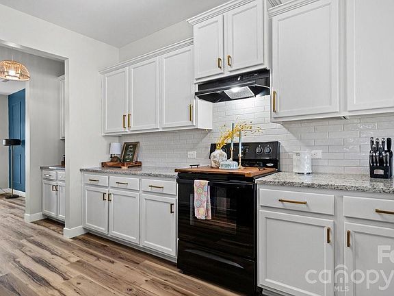 2nd image of 3213 Saddlebrook Dr