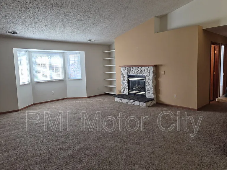 30512 Oakridge Manor Dr — Photo 3
