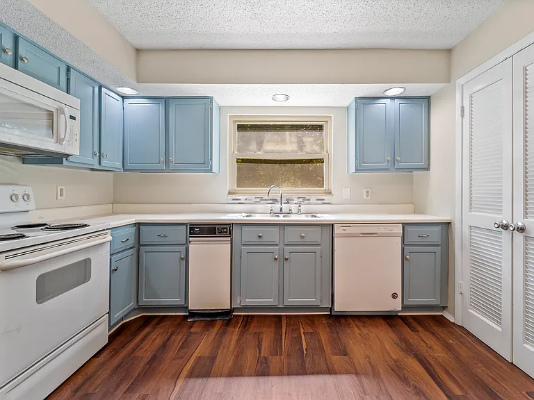 331 Greencastle Dr — Photo 10