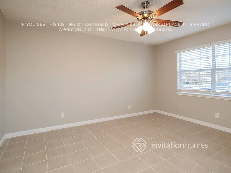 107 Lincoln Ln — Photo 2