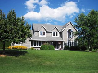 467 River Bluff Cir, Oconomowoc, WI 53066