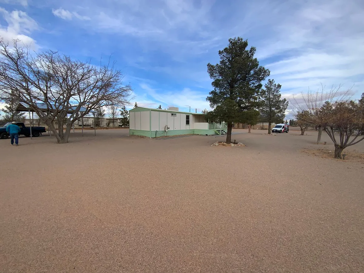 Building Photo - 646 E Lisa Dr