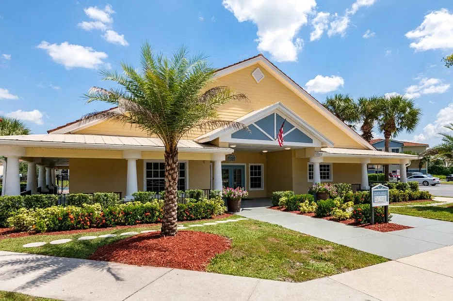 Tuscan Isle Apartments — Photo 1