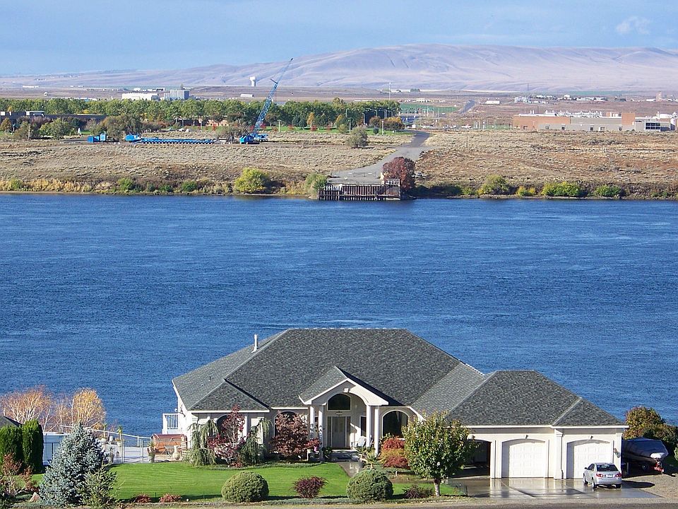 Home on Columbia River