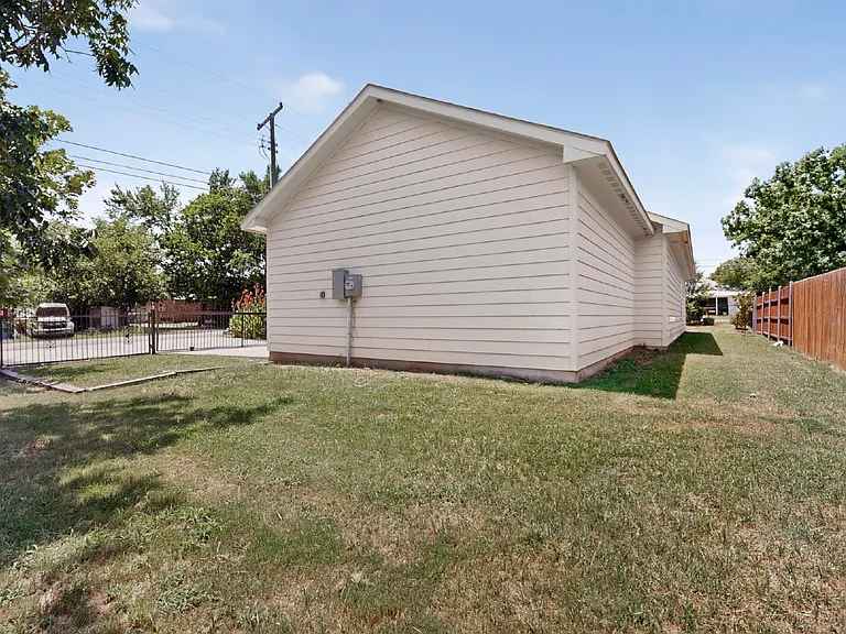 213 S Baugh St — Photo 31