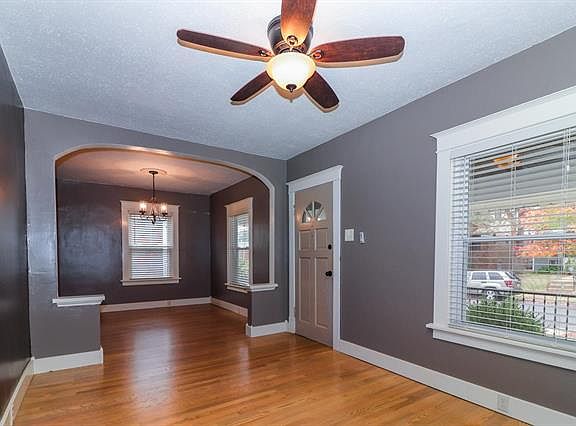 3rd image of 6809 Parkwood Pl