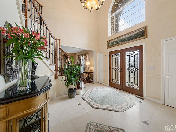 5th image of 8 Spruce Meadows Dr