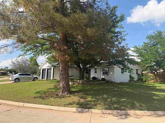2nd image of 305 NW Parkwood Pl