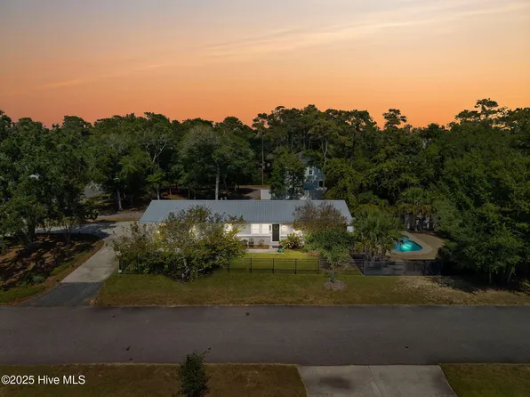 202 NE 40th Street, Oak Island, NC 28465