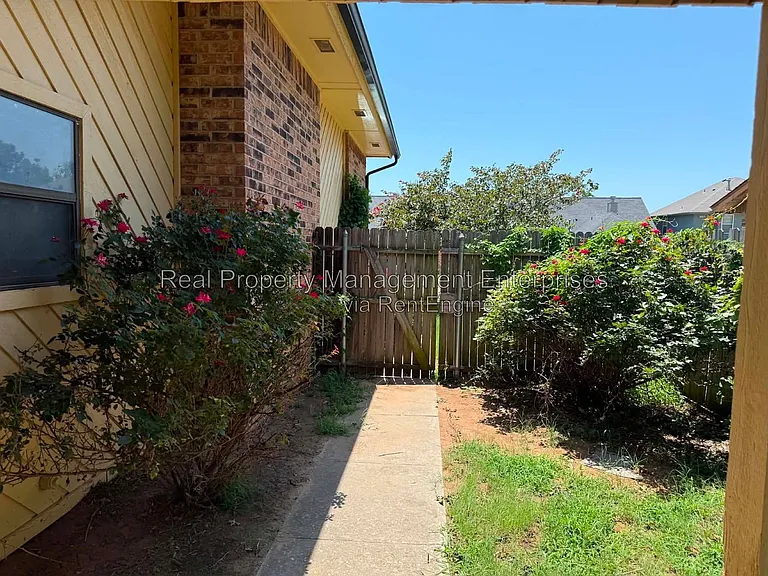4105 Heritage Place Dr — Photo 2