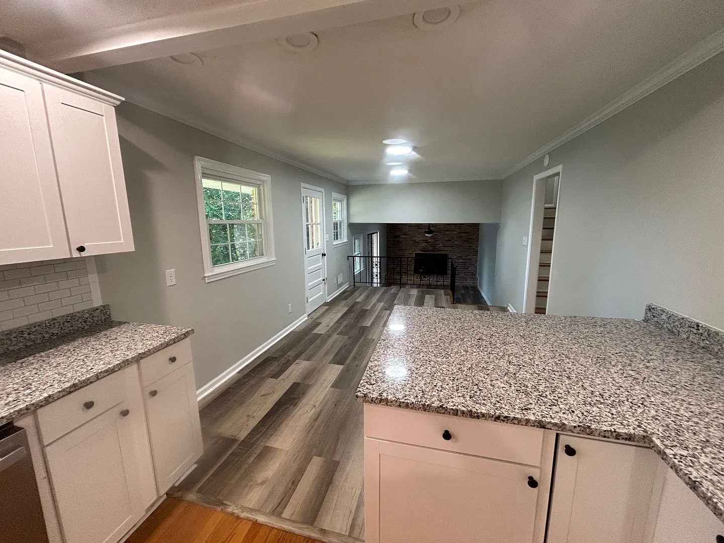 Recently Renovated, Move-In Ready, And Available Now In The Desirable Woodland Hills Area. — Photo 3
