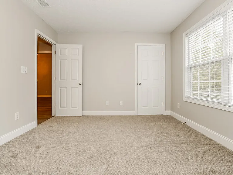 1598 Queen Elizabeth Dr — Photo 13