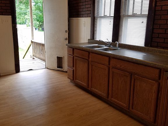 4th image of 610 Sloan St