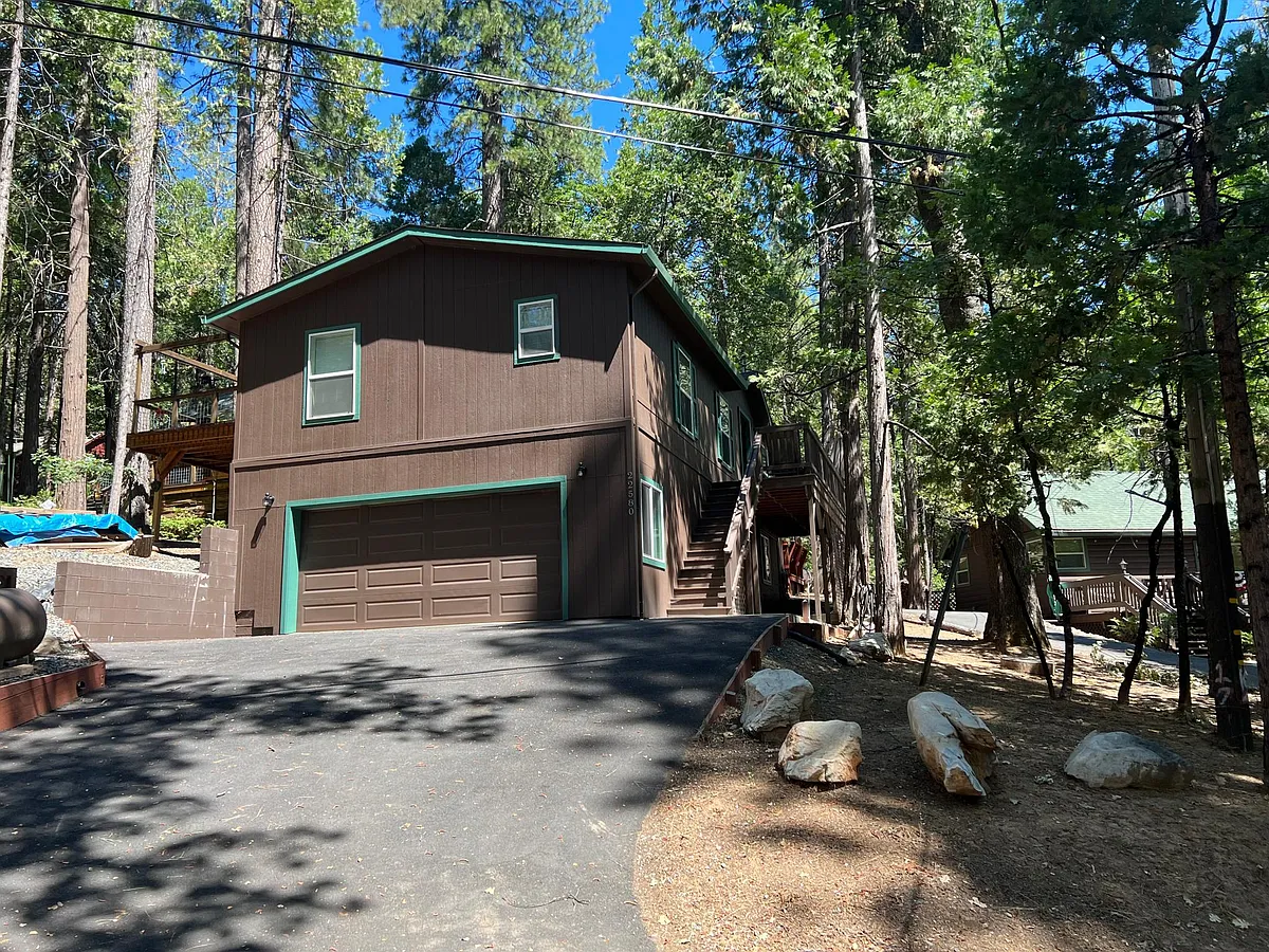 Front Drive, fit multiple cars - 22580 Golf Club Dr
