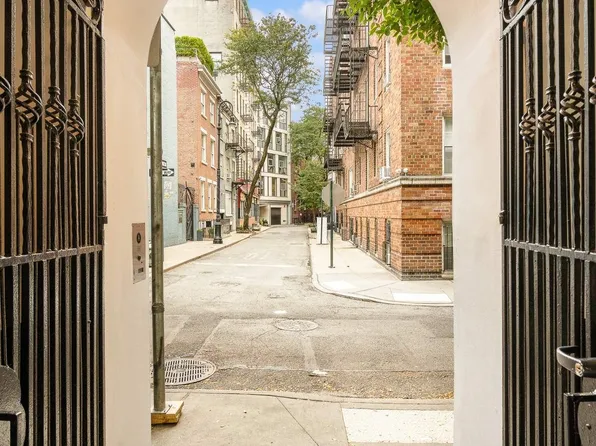 16 Minetta Lane image 33 of 34