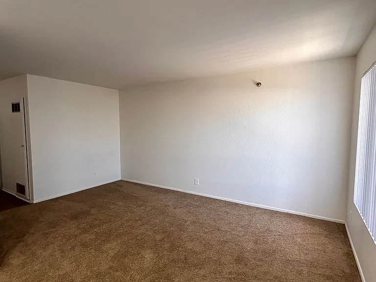 14135 Doty Ave — Photo 6