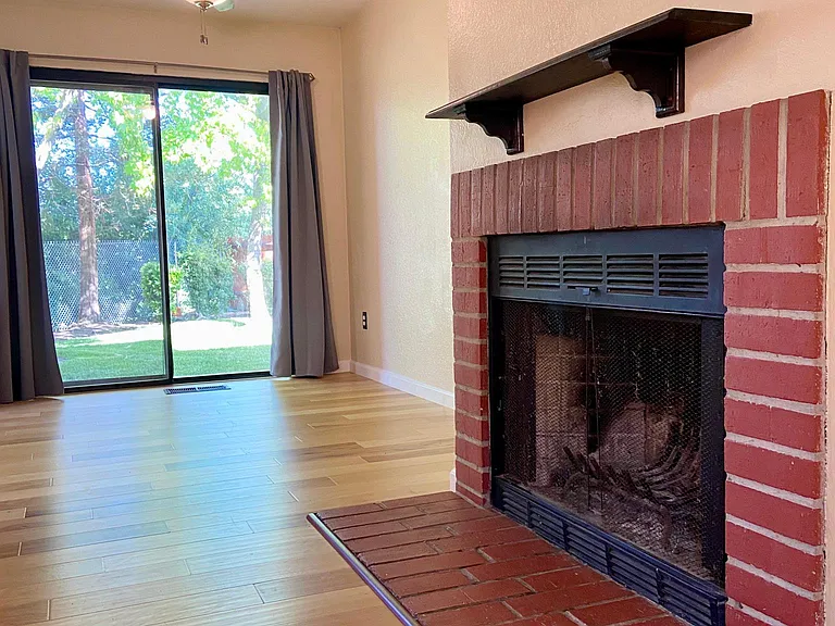 2214 Renwick Ln — Photo 3