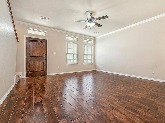 5th image of 304 Live Oak St