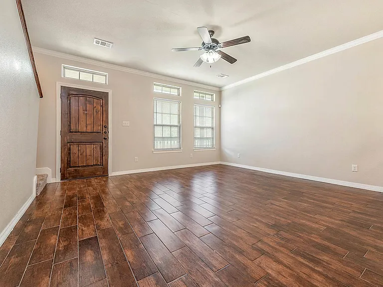 304 Live Oak St — Photo 5