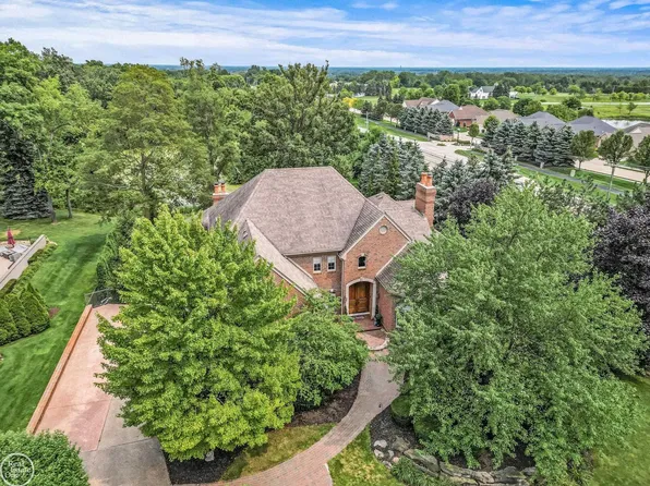 63020 Indian Hills Dr #9, Washington, MI 48095