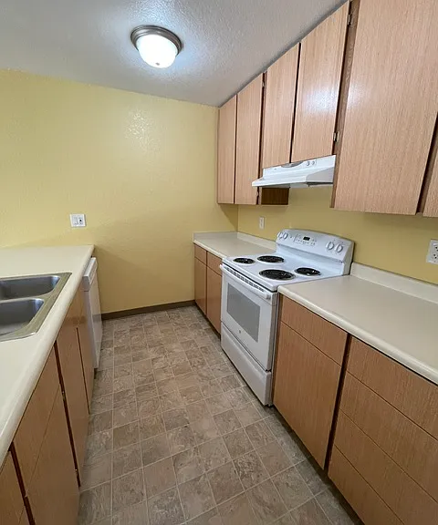1665 Russell Ave — Photo 6