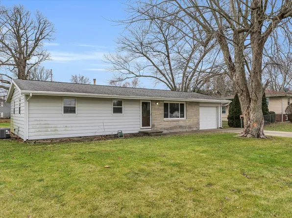 903 E Harrison St, Villa Grove, IL 61956