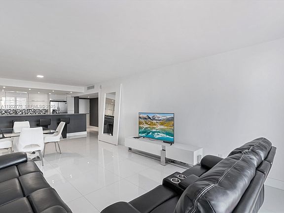 3rd image of 19370 Collins Ave Floor 627-33