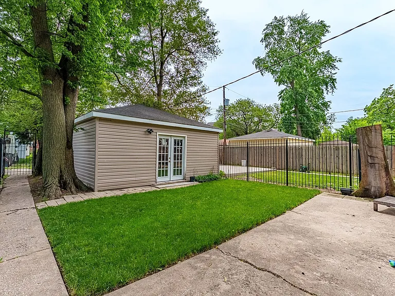 555 N Lawler Ave #G — Photo 21