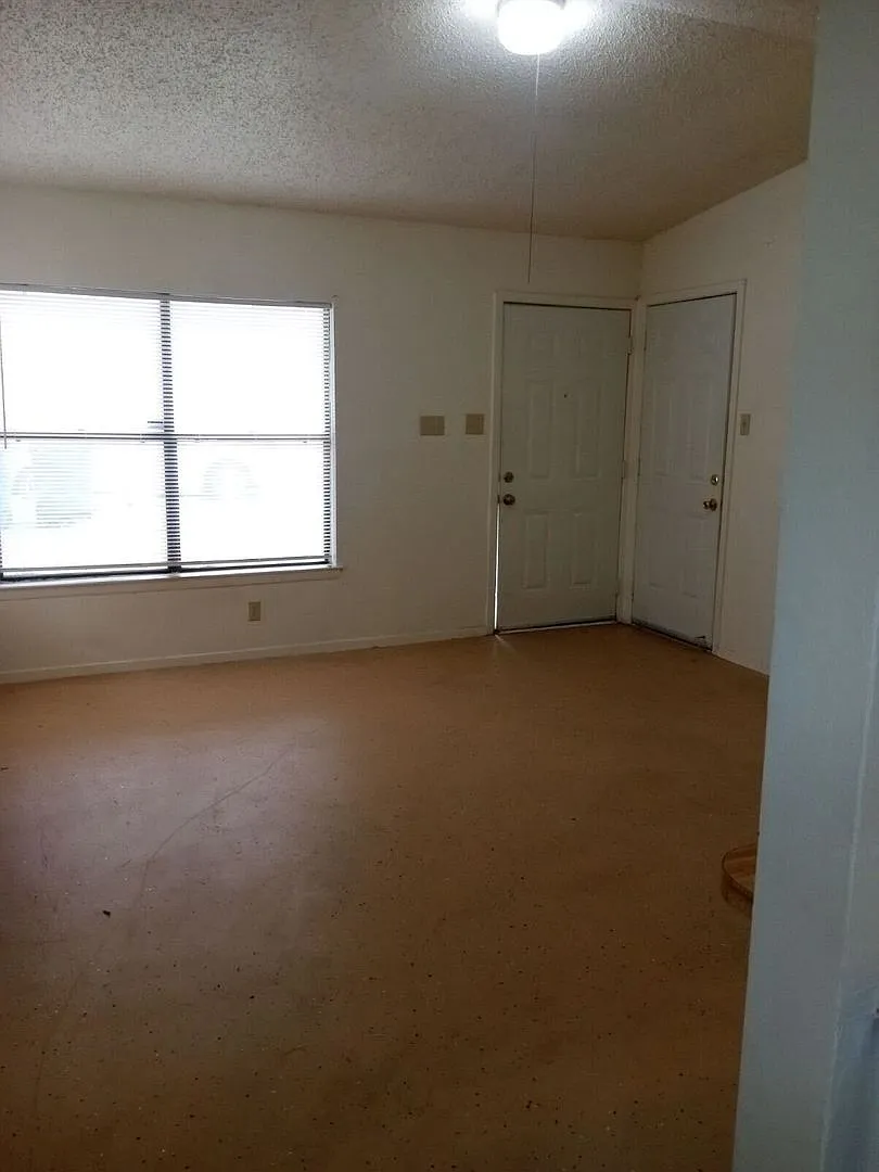 Cute 2/1 duplex with a garage — Photo 3