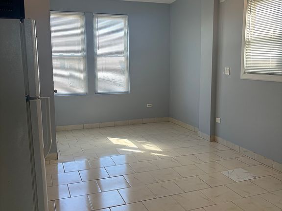 3rd image of 2951 N Wisner Ave #2
