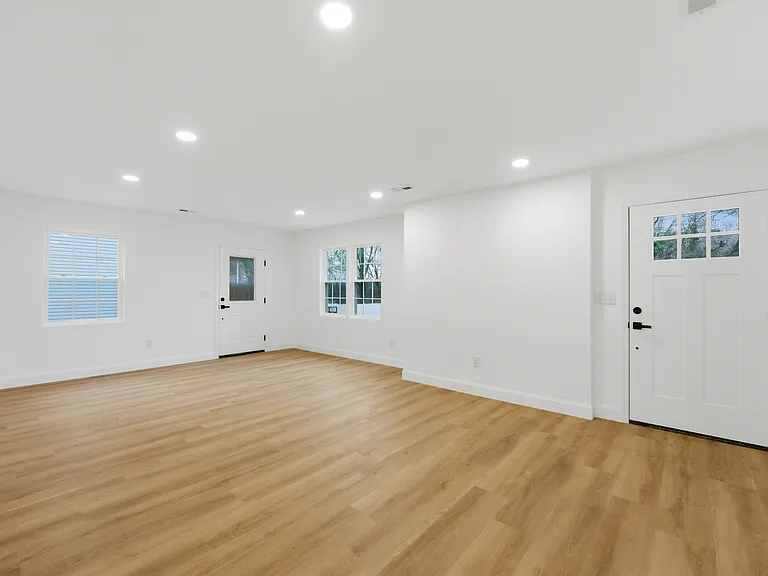 523 Biltmore St — Photo 6