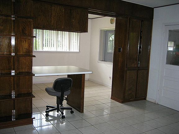 BREAKFAST ROOM OPENS INTO DEN