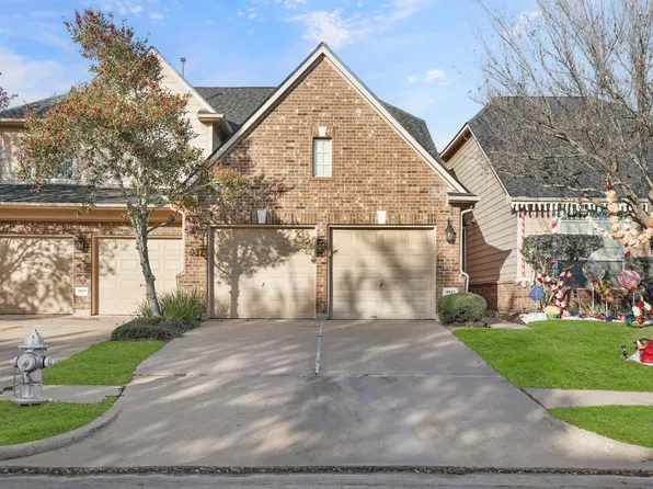 8915 Summer Ash Ln, Sugar Land, TX 77479