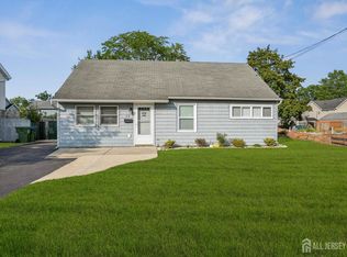 12 Brookville Rd, Edison, NJ 08817