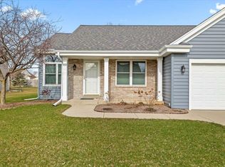 3572 Rivers Crossing Dr, Waukesha, WI 53189