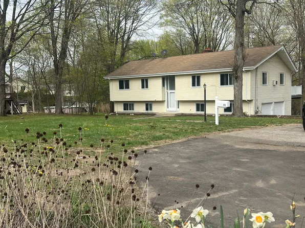 21 Elizabeth St #2, Trumbull, CT 06611