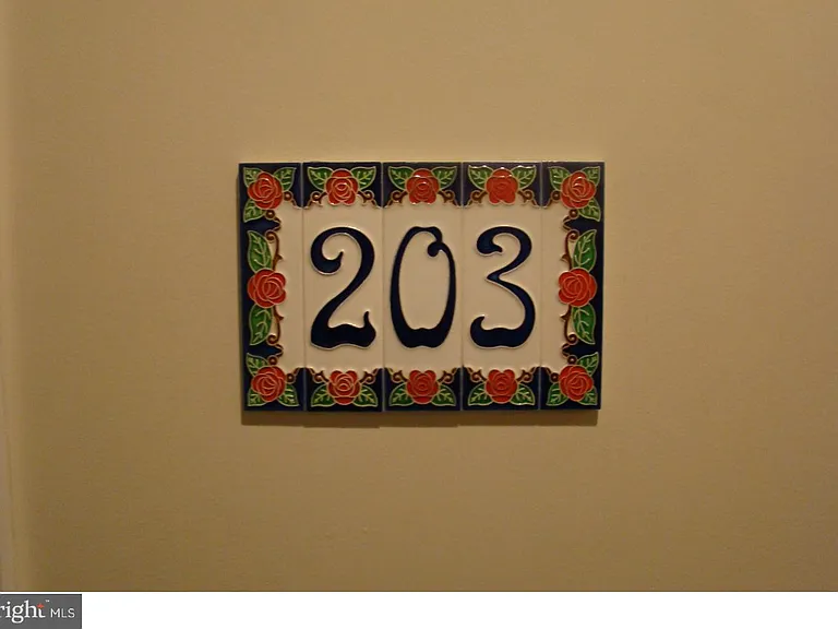 10 W Market St #203 — Photo 4