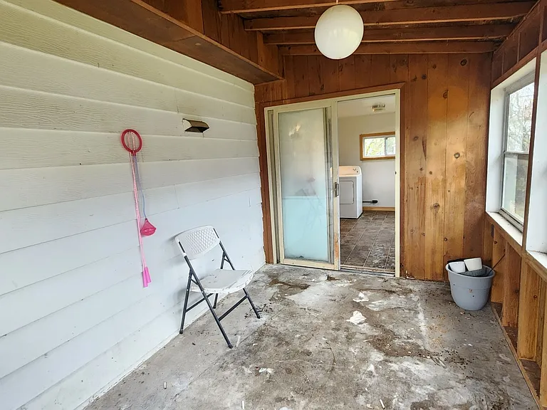 110 E Snow St — Photo 16