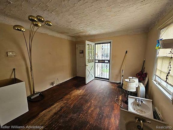 5th image of 19760 Rowe St